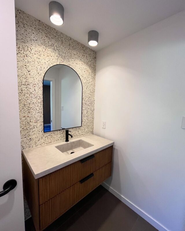 Here’s a closer look at the half bath we built for the in-home therapy space. @tilebar sheet pebbles cover this 4x8’ wall with a floating reeded vanity. These pebbles were challenging to look seamless, but the end result was well worth it!
•
•
•
#bathroom #brynmawr #mainline #renovation #powderroom #keystone