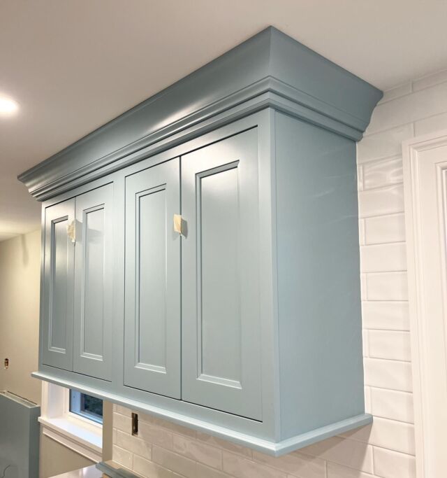 After looking at cabinets without any mouldings for months it’s really nice to see how they transform.
•
•
•
•
#kitchen #renovation #crownmolding #kitchenremodel #plymouthmeeting #pennsylvania