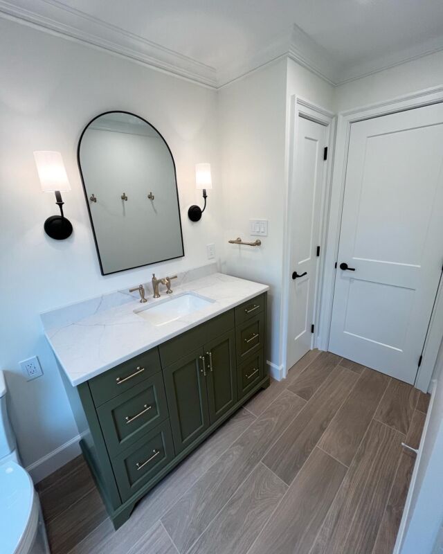 Another view of our West Chester hall bathroom project. Some nice details in this bathroom include a custom two-piece crown and casing to enhance the look of this small space. The custom vanity by @shcabinetry in @sherwinwilliams Messenger Bag gave a nice subtle contrast among the other earth tones we incorporated into this project!
•
•
•
•
#bathroom #westchester #construction #homeimprovement #homeremodel #remodeling #design #interiordesign #cabinetry #pennsylvania