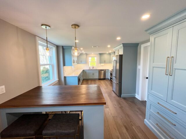 And the blue kitchen is a wrap! This was quite the transformation.
•
•
Designer: @kaestnerdesigns 
•
•
•
#kitchenremodel #kitchen #kitchenrenovation #kitchendesign #remodel #homeimprovement